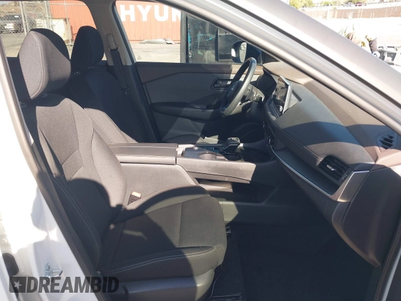 2023 Nissan Rogue S z VIN 5N1BT3AA8PC930807, wystawiony jako IAAI lot #42380612 z przebiegiem 5 050 mil mil oraz . Historia ofert i sprzedaży dostępna na DreamBid. Obrazek 5.