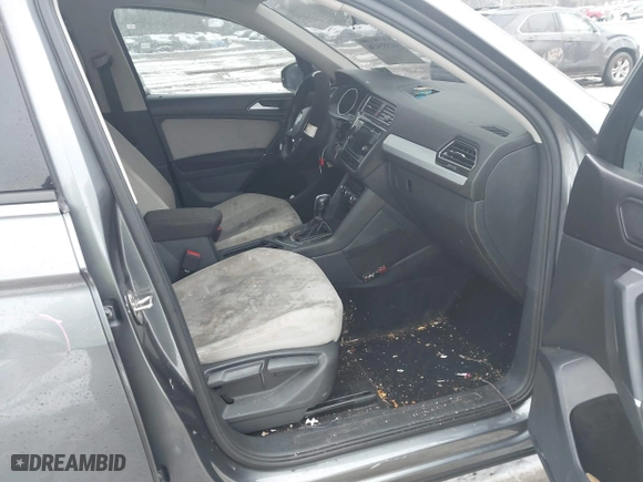 2018 Volkswagen Tiguan S with VIN 3VV0B7AX1JM143571, listed as a IAAI auction lot 41555436 with 72,545 mi miles. Bid and sale history available at carsss.com. Image 5.