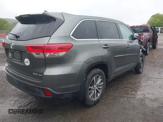 2018 Toyota Highlander SE with VIN 5TDJZRFH1JS867420, listed as a IAAI auction lot 42162279 with 58,504 mi miles and . Bid and sale history available at DreamBid. Image 4.
