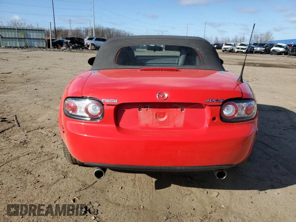 2006 Mazda MX-5 Miata Touring z VIN JM1NC25F360110572, wystawiony jako Copart lot #50555765 z przebiegiem 166 785 mil mil oraz Czysty tytuł • Clean title. Historia ofert i sprzedaży dostępna na DreamBid. Obrazek 6.