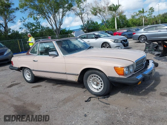 1983 Mercedes-Benz 380 SL z VIN WDBBA45A1DB020815, wystawiony jako IAAI lot #42548157 z przebiegiem 104 615 mil mil oraz . Historia ofert i sprzedaży dostępna na DreamBid. Obrazek 20.