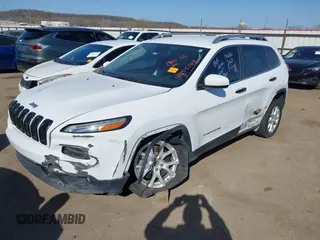 2018 Jeep Cherokee Latitude Tech Connect z VIN 1C4PJLCB3JD566741, wystawiony jako IAAI lot #41855103 z przebiegiem 97 829 mil mil oraz . Historia ofert i sprzedaży dostępna na DreamBid. Obrazek 17.