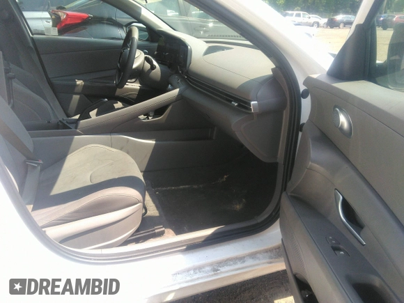 2024 Hyundai Elantra SEL z VIN KMHLM4DG8RU678626, wystawiony jako IAAI lot #42794258 z przebiegiem 53 871 mil mil oraz . Historia ofert i sprzedaży dostępna na DreamBid. Obrazek 5.