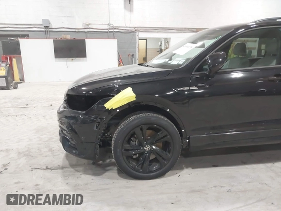2024 Volkswagen Tiguan SE R-Line Black with VIN 3VV8B7AX8RM103700, listed as a IAAI auction lot 41991238 with 5,084 mi miles and . Bid and sale history available at DreamBid. Image 6.