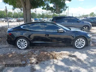 2017 Tesla Model S 60 z VIN 5YJSA1E13HF199359, wystawiony jako IAAI lot #42490410 z przebiegiem 100 377 mil mil oraz . Historia ofert i sprzedaży dostępna na DreamBid. Obrazek 12.