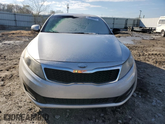 2013 Kia Optima LX z VIN 5XXGM4A76DG164752, wystawiony jako Copart lot #42209365 z przebiegiem 218 024 mil mil oraz Szkoda całkowita • Salvage title. Historia ofert i sprzedaży dostępna na DreamBid. Obrazek 5.