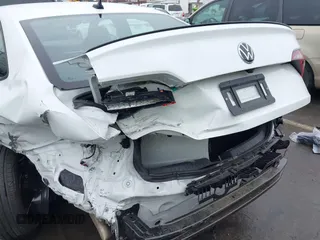 2024 Volkswagen Jetta Sport z VIN 3VWBM7BU9RM070948, wystawiony jako IAAI lot #41897872 z przebiegiem 7 521 mil mil oraz . Historia ofert i sprzedaży dostępna na DreamBid. Obrazek 6.