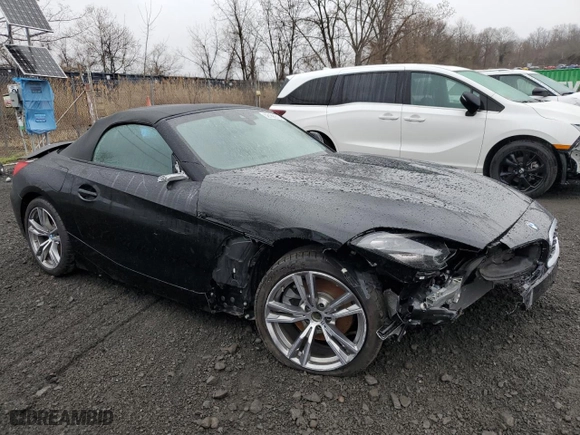 2025 BMW Z4 sDrive30i with VIN WBAHF3C06SWY43759, listed as a Copart auction lot 52188975 with 1,638 mi miles and Salvage Title. Bid and sale history available at carsss.com. Image 4.