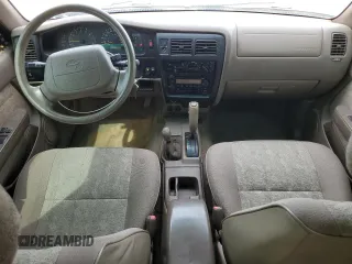 2000 Toyota Tacoma with VIN 4TAWN72N8YZ677345, listed as a Copart auction lot 61096865 with 217,590 mi miles and Clean title. Bid and sale history available at DreamBid. Image 8.