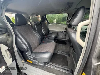 2012 Toyota Sienna SE z VIN 5TDXK3DC5CS181936, wystawiony jako Copart lot #58632215 z przebiegiem 115 295 mil mil oraz Czysty tytuł • Clean title. Historia ofert i sprzedaży dostępna na DreamBid. Obrazek 9.