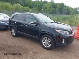 2015 Kia Sorento LX z VIN 5XYKTCA63FG572431, wystawiony jako IAAI lot #42547238 z przebiegiem 94 307 mil mil oraz . Historia ofert i sprzedaży dostępna na DreamBid. Obrazek 1.