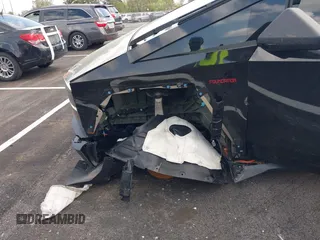 2024 Tesla Cybertruck z VIN 7G2CEHED8RA019428, wystawiony jako IAAI lot #41918480 z przebiegiem 22 762 mil mil oraz . Historia ofert i sprzedaży dostępna na DreamBid. Obrazek 6.