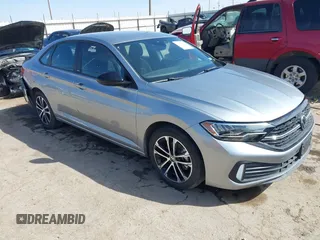 2024 Volkswagen Jetta Sport z VIN 3VWBM7BU8RM027945, wystawiony jako IAAI lot #41696831 z przebiegiem 27 498 mil mil oraz . Historia ofert i sprzedaży dostępna na DreamBid. Obrazek 1.