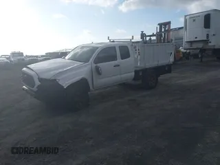 2022 Toyota Tacoma SR z VIN 3TYRX5GN5NT055800, wystawiony jako IAAI lot #42109011 z przebiegiem 30 236 mil mil oraz . Historia ofert i sprzedaży dostępna na DreamBid. Obrazek 2.