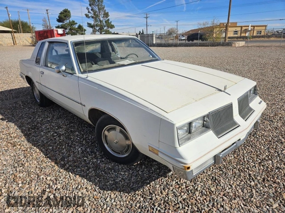 1986 Oldsmobile Cutlass z VIN 1G3GR47A3GR329694, wystawiony jako Copart lot #84965974 z przebiegiem Nie podano mil oraz Czysty tytuł • Clean title. Historia ofert i sprzedaży dostępna na DreamBid. Obrazek 1.