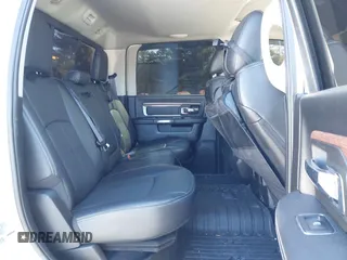 2018 Ram 2500 Laramie z VIN 3C6UR5FL4JG404249, wystawiony jako IAAI lot #41965199 z przebiegiem 123 506 mil mil oraz . Historia ofert i sprzedaży dostępna na DreamBid. Obrazek 8.