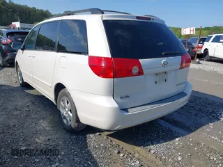 2008 Toyota Sienna XLE with VIN 5TDZK22C58S214124, listed as a IAAI auction lot 41984199 with 272,693 mi miles. Bid and sale history available at carsss.com. Image 3.