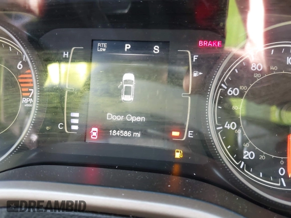 2018 Jeep Cherokee Latitude Tech Connect z VIN 1C4PJLCB1JD596112, wystawiony jako IAAI lot #42707705 z przebiegiem 184 586 mil mil oraz . Historia ofert i sprzedaży dostępna na DreamBid. Obrazek 7.