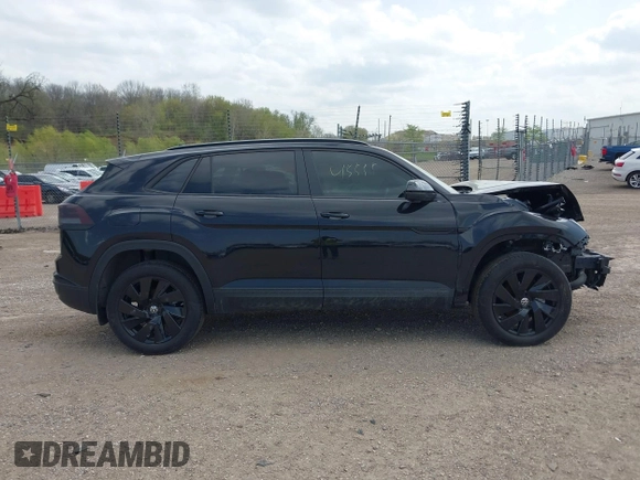 2024 Volkswagen Atlas SE z VIN 1V2KE2CA5RC227558, wystawiony jako IAAI lot #41645555 z przebiegiem 22 117 mil mil oraz . Historia ofert i sprzedaży dostępna na DreamBid. Obrazek 14.
