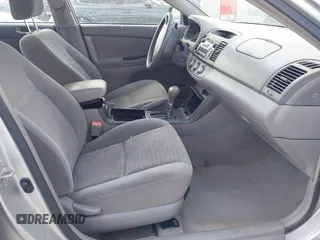 2005 Toyota Camry STD z VIN 4T1BE32K95U381773, wystawiony jako IAAI lot #42221291 z przebiegiem 93 224 mil mil oraz . Historia ofert i sprzedaży dostępna na DreamBid. Obrazek 5.