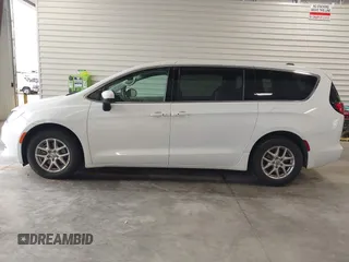 2023 Chrysler Voyager LX z VIN 2C4RC1CG9PR533946, wystawiony jako IAAI lot #42405677 z przebiegiem 64 511 mil mil oraz . Historia ofert i sprzedaży dostępna na DreamBid. Obrazek 14.
