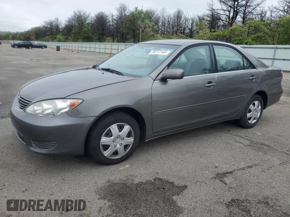 2005 Toyota Camry STD z VIN 4T1BE32K95U580581, wystawiony jako Copart lot #58212165 z przebiegiem 124 350 mil mil oraz Czysty tytuł • Clean title. Historia ofert i sprzedaży dostępna na DreamBid. Obrazek 1.