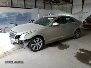 2014 Cadillac ATS Standard RWD z VIN 1G6AA5RA2E0101299, wystawiony jako Copart lot #49240615 z przebiegiem 165 498 mil mil oraz Szkody całkowita. Historia ofert i sprzedaży dostępna na DreamBid. Obrazek 1.