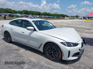 2025 BMW i4 xDrive40 z VIN WBY43HD0XSFT98768, wystawiony jako IAAI lot #42301761 z przebiegiem 4 584 mil mil oraz . Historia ofert i sprzedaży dostępna na DreamBid. Obrazek 1.
