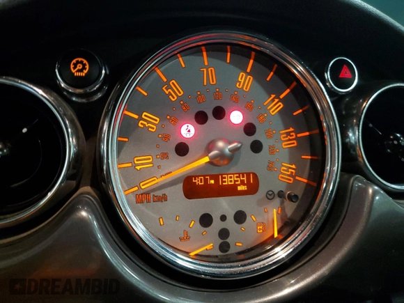 2006 MINI Convertible z VIN WMWRF33596TF64235, wystawiony jako Copart lot #43614735 z przebiegiem 138 541 mil mil oraz Czysty tytuł • Clean title. Historia ofert i sprzedaży dostępna na DreamBid. Obrazek 9.