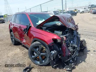2022 Jeep Grand Cherokee Laredo z VIN 1C4RJHAG3N8630327, wystawiony jako IAAI lot #42097873 z przebiegiem 29 880 mil mil oraz . Historia ofert i sprzedaży dostępna na DreamBid. Obrazek 1.