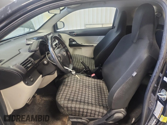 2012 Scion iQ z VIN JTNJJXB04CJ012587, wystawiony jako Copart lot #58191845 z przebiegiem 104 601 mil mil oraz Szkoda całkowita • Salvage title. Historia ofert i sprzedaży dostępna na DreamBid. Obrazek 7.