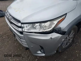 2018 Toyota Highlander SE z VIN 5TDJZRFH6JS545680, wystawiony jako IAAI lot #42548969 z przebiegiem 43 622 mil mil oraz . Historia ofert i sprzedaży dostępna na DreamBid. Obrazek 6.