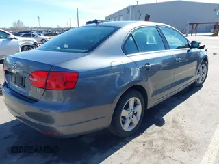2012 Volkswagen Jetta TDI w/Premium & Nav z VIN 3VWLL7AJ5CM361646, wystawiony jako IAAI lot #41856672 z przebiegiem 190 292 mil mil oraz . Historia ofert i sprzedaży dostępna na DreamBid. Obrazek 4.