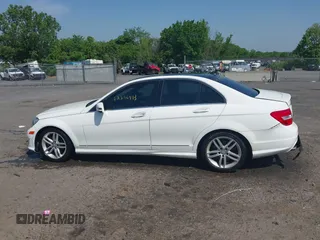2013 Mercedes-Benz C 300 Sport z VIN WDDGF8AB9DR295926, wystawiony jako IAAI lot #42256993 z przebiegiem 217 669 mil mil oraz . Historia ofert i sprzedaży dostępna na DreamBid. Obrazek 14.