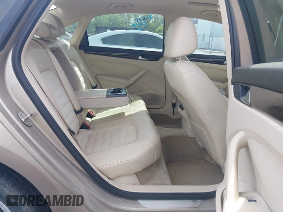 2015 Volkswagen Passat SEL Premium z VIN 1VWCV7A33FC025205, wystawiony jako IAAI lot #42098256 z przebiegiem 165 661 mil mil oraz . Historia ofert i sprzedaży dostępna na DreamBid. Obrazek 8.
