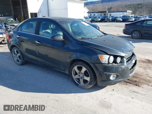 2015 Chevrolet Sonic LTZ z VIN 1G1JE5SB1F4100913, wystawiony jako IAAI lot #41039461 z przebiegiem 158 878 mil mil oraz . Historia ofert i sprzedaży dostępna na DreamBid. Obrazek 1.
