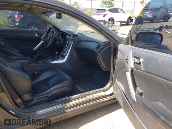 2010 Hyundai Genesis Coupe Grand Touring z VIN KMHHU6KH0AU013012, wystawiony jako IAAI lot #42587522 z przebiegiem 141 691 mil mil oraz . Historia ofert i sprzedaży dostępna na DreamBid. Obrazek 5.