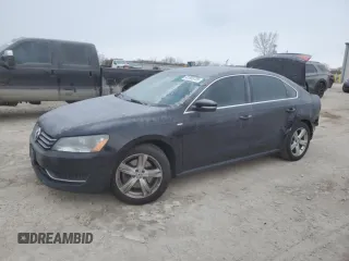 2014 Volkswagen Passat S z VIN 1VWAT7A35EC029591, wystawiony jako Copart lot #41803785 z przebiegiem 167 433 mil mil oraz Szkoda całkowita • Salvage title. Historia ofert i sprzedaży dostępna na DreamBid. Obrazek 1.