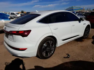 2022 Audi e-tron Sportback S line Premium z VIN WA11AAGE9NB019340, wystawiony jako Copart lot #36347173 z przebiegiem 9 716 mil mil oraz . Historia ofert i sprzedaży dostępna na DreamBid. Obrazek 3.