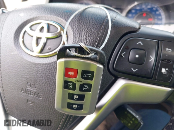 2016 Toyota Sienna XLE z VIN 5TDYK3DC9GS706815, wystawiony jako IAAI lot #42494662 z przebiegiem 141 157 mil mil oraz . Historia ofert i sprzedaży dostępna na DreamBid. Obrazek 11.