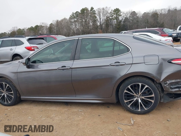 2018 Toyota Camry LE z VIN 4T1B11HK3JU630411, wystawiony jako IAAI lot #41423338 z przebiegiem 134 959 mil mil oraz . Historia ofert i sprzedaży dostępna na DreamBid. Obrazek 15.