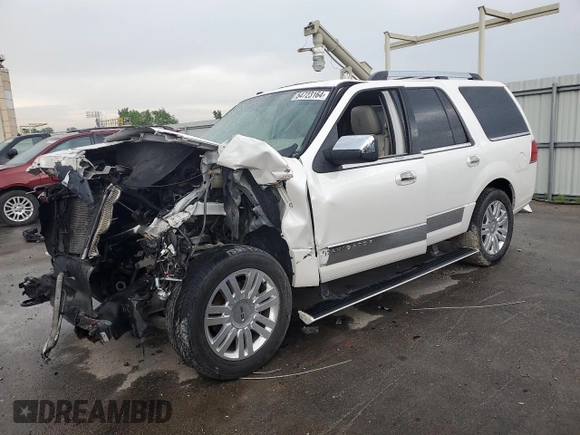 2014 Lincoln Navigator z VIN 5LMJJ2J51EEL08112, wystawiony jako Copart lot #54723164 z przebiegiem 135 575 mil mil oraz Szkoda całkowita • Salvage title. Historia ofert i sprzedaży dostępna na DreamBid. Obrazek 1.