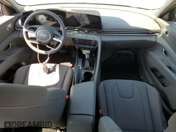 2024 Hyundai Elantra SEL z VIN KMHLM4DG2RU675916, wystawiony jako Copart lot #53043225 z przebiegiem 9 169 mil mil oraz Szkoda całkowita • Salvage title. Historia ofert i sprzedaży dostępna na DreamBid. Obrazek 8.