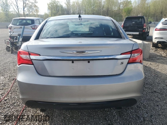 2013 Chrysler 200 Touring z VIN 1C3CCBBG7DN723383, wystawiony jako Copart lot #53302135 z przebiegiem 139 637 mil mil oraz Szkoda całkowita • Salvage title. Historia ofert i sprzedaży dostępna na DreamBid. Obrazek 6.