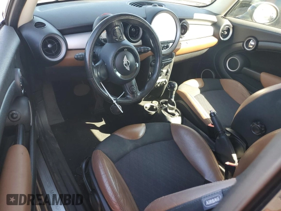 2011 MINI Hardtop z VIN WMWSU3C55BT094204, wystawiony jako Copart lot #53994195 z przebiegiem 132 938 mil mil oraz Tytuł czysty. Historia ofert i sprzedaży dostępna na DreamBid. Obrazek 8.
