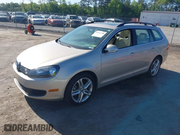 2014 Volkswagen Jetta SportWagen TDI w/Sunroof & Nav with VIN 3VWPL7AJ7EM614938, listed as a IAAI auction lot 42121788 with 189,917 mi miles. Bid and sale history available at carsss.com. Image 2.