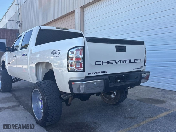 2009 Chevrolet Silverado 1500 LTZ with VIN 3GCEK33M39G269439, listed as a Copart auction lot 48946075 with 142,207 mi miles and Clean Title. Bid and sale history available at carsss.com. Image 3.