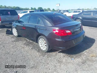 2010 Chrysler Sebring Limited z VIN 1C3CC5FB9AN158839, wystawiony jako IAAI lot #42206044 z przebiegiem 143 458 mil mil oraz . Historia ofert i sprzedaży dostępna na DreamBid. Obrazek 3.