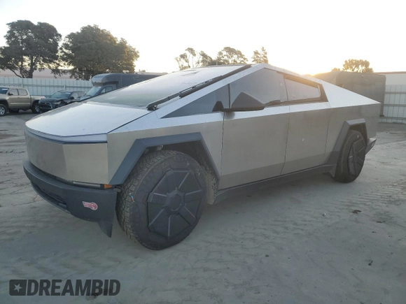 2024 Tesla Cybertruck z VIN 7G2CEHED6RA003275, wystawiony jako Copart lot #89005955 z przebiegiem 10 456 mil mil oraz Szkoda całkowita • Salvage title. Historia ofert i sprzedaży dostępna na DreamBid. Obrazek 1.