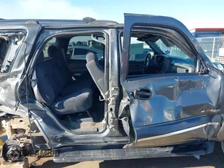 2002 Chevrolet Tahoe LT z VIN 1GNEC13Z42R319646, wystawiony jako IAAI lot #41623259 z przebiegiem 250 430 mil mil oraz . Historia ofert i sprzedaży dostępna na DreamBid. Obrazek 14.